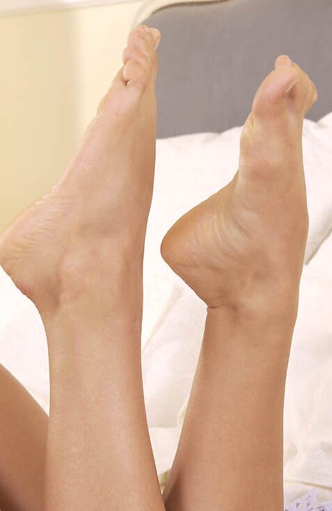 21P Hungarian MILF Jade Wolf shows off her sensitive feet while toying herself