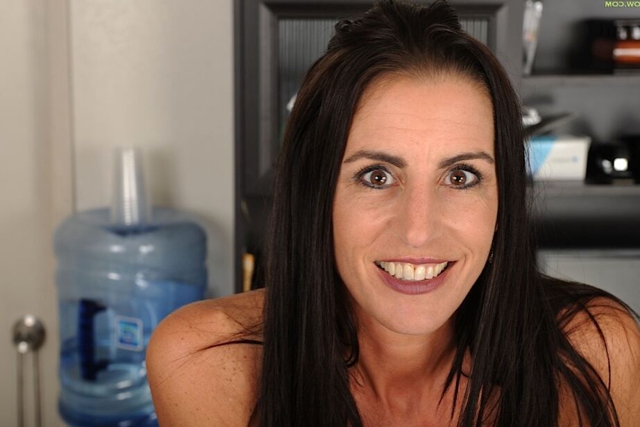16P Peituda morena madura Katrina Kink tapume saia e calcinha sobre a bunda