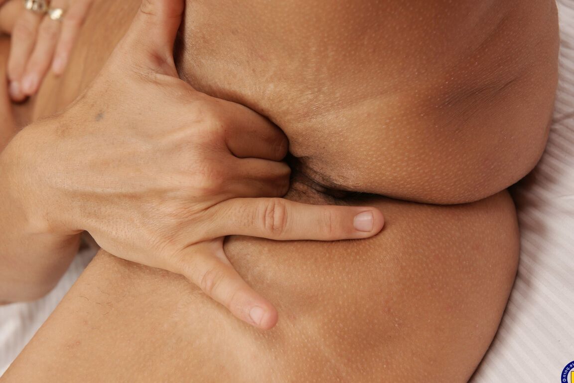 21P A dona de casa loira Mireilla dedilha furiosamente a vulva com tesão em masturbação solo