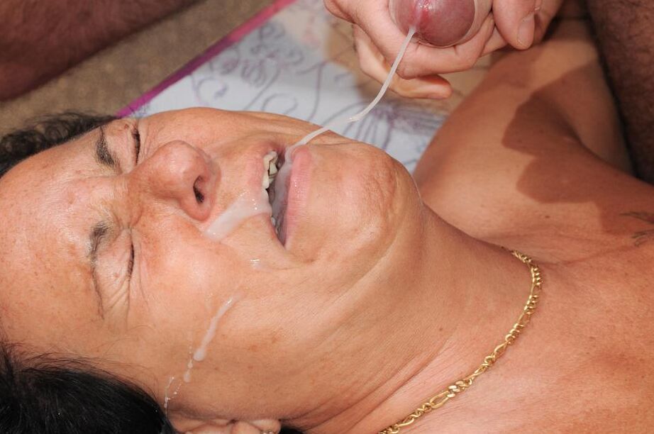 16P Madura morena de pelo corto se mete en sexo grupal folla como una puta