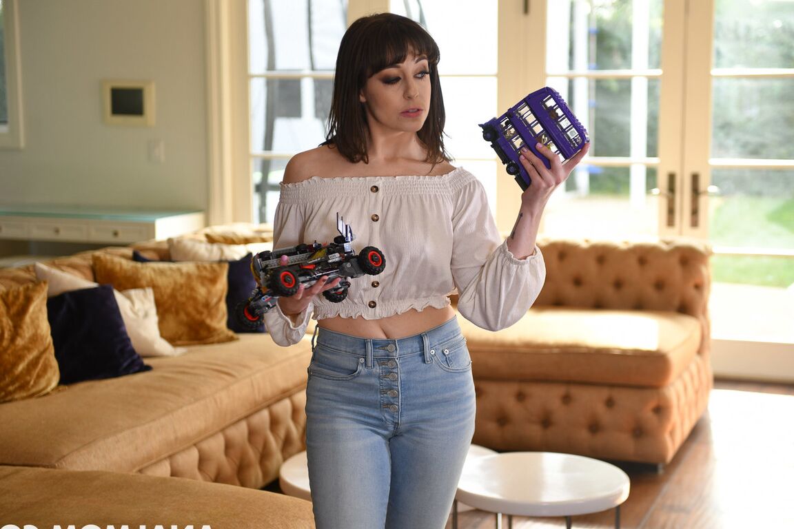 21P A mãe de cabelos escuros Jenna Noelle fica cercada