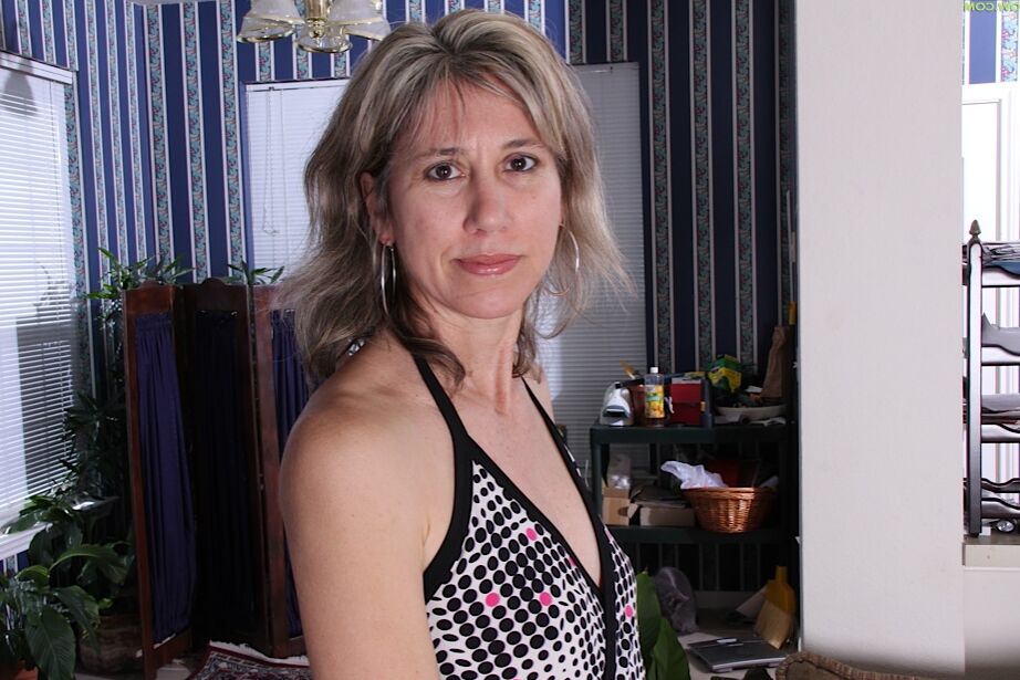 16P Senhora madura e magra se despindo e expondo sua fenda peluda em close