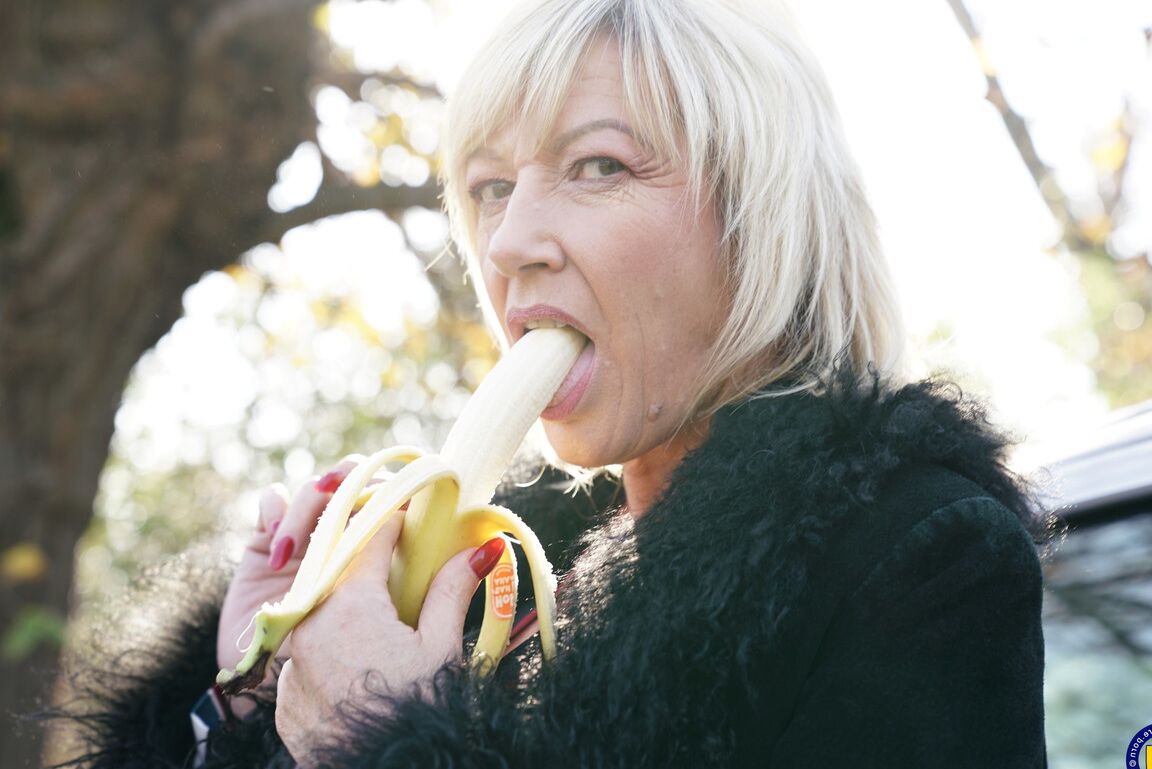 16P Mulher loira madura come uma banana antes de um gangbang no campo