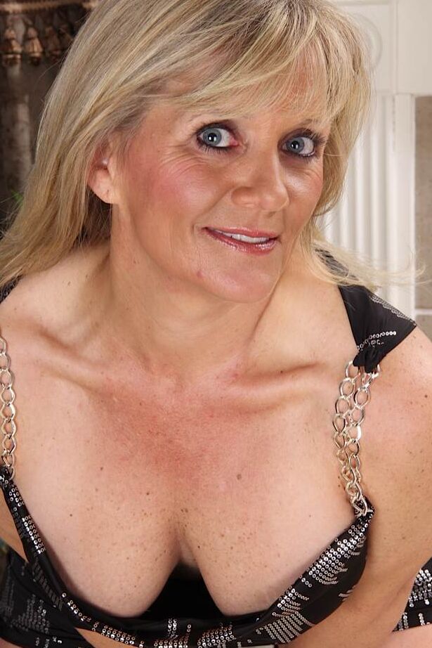 Die 16P reife Blondine Aubrey Adams neckt ihre haarige alte Fotze vor der Kamera