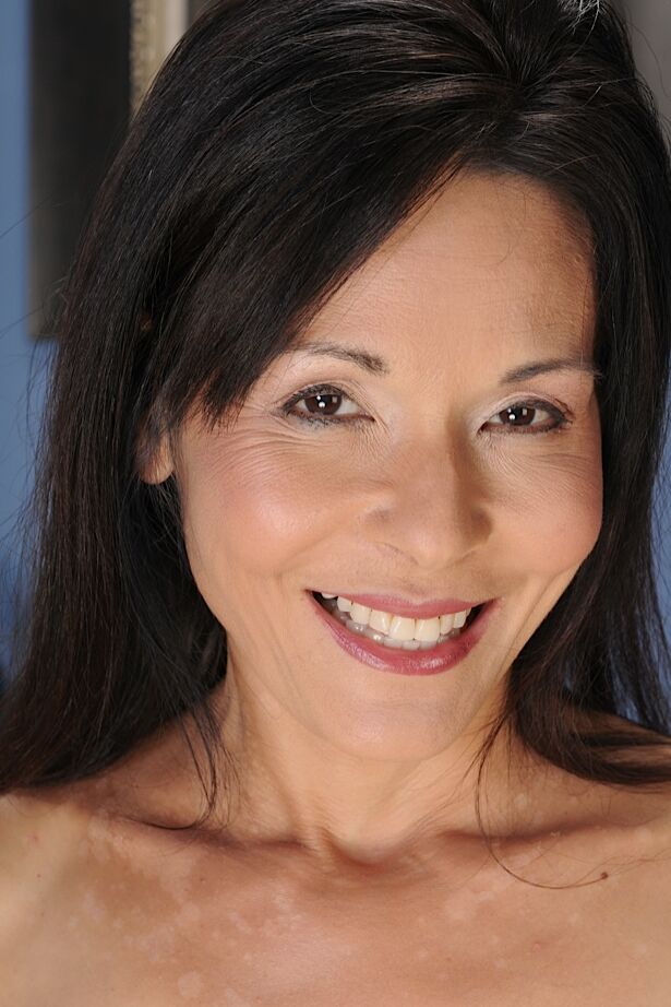 16P La hermosa madura Trudy Lewis muestra sus grandes tetas perfectas