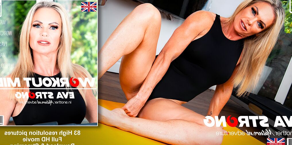 11P A loira mais velha atlética Eva Strong se masturba com um vibrador em um tapete de ioga