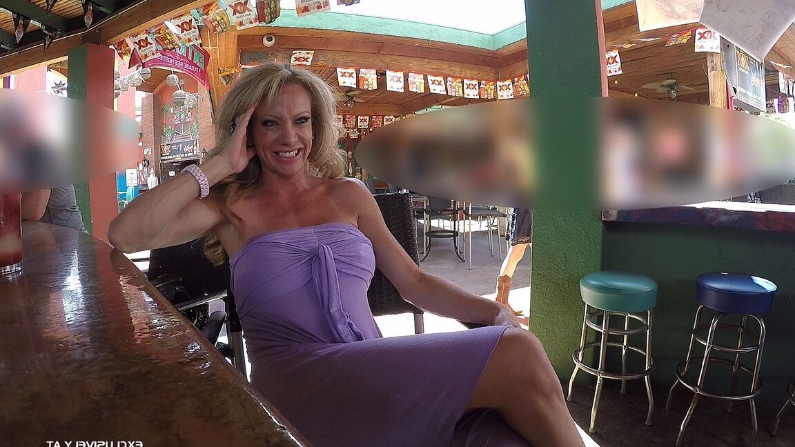 16P A loira madura Raquel Sultra bebe porra depois de sofrer gangbang e gozar