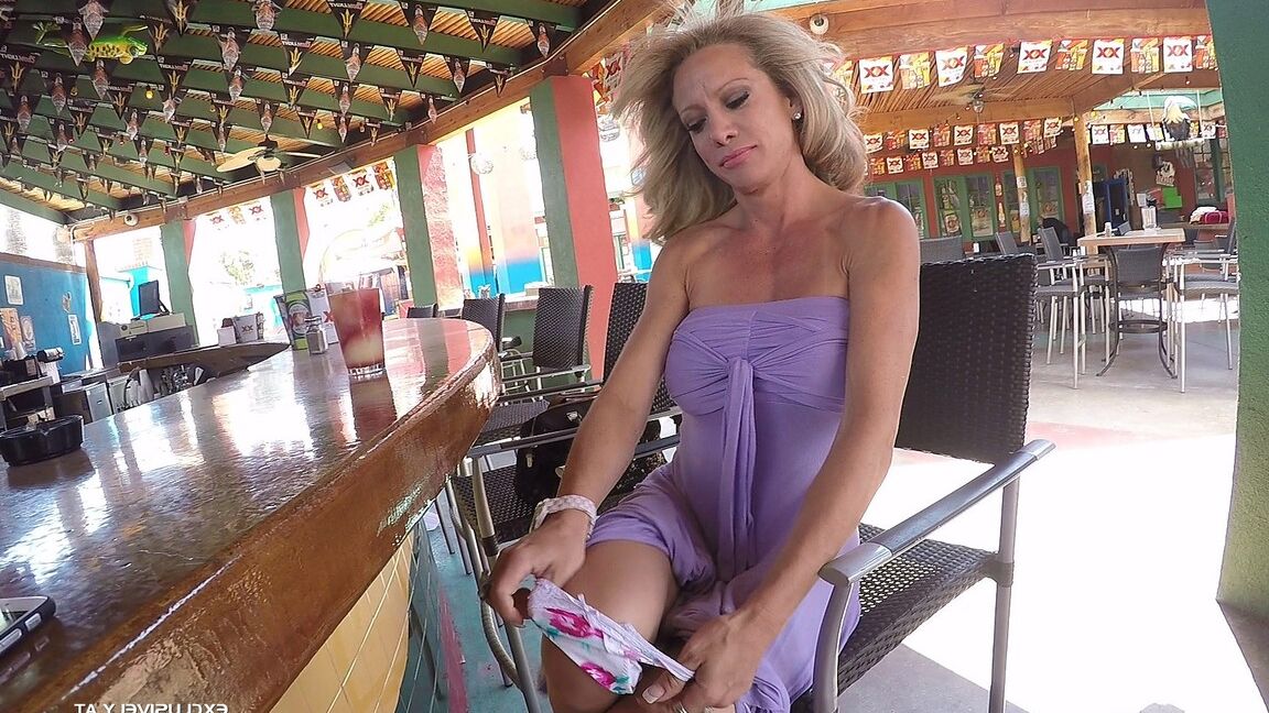 16P A loira madura Raquel Sultra bebe porra depois de sofrer gangbang e gozar