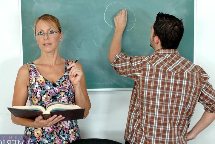16P Professora madura de óculos Nicole Moore dando prazer ao pau com seus peitos