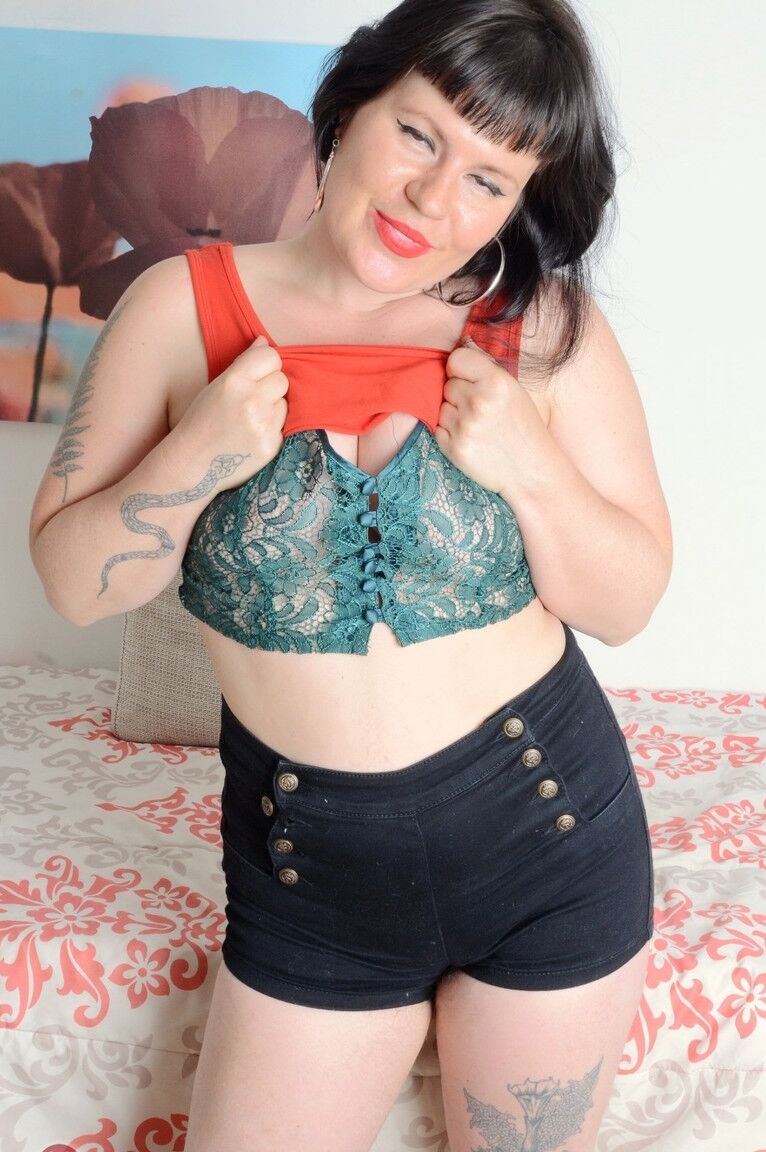 21P La MILF americana gordita Olivia Rose pierde la ropa