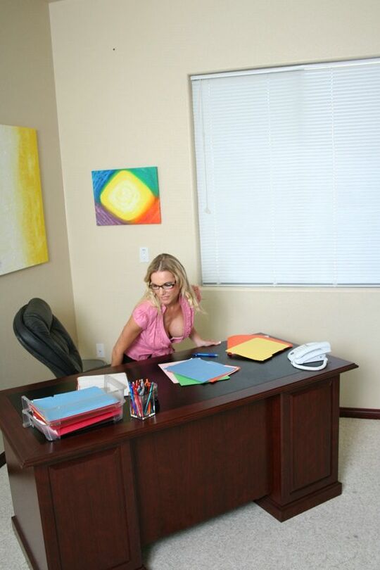 21P Niki Wylde, femme d'affaires salope, révèle ses seins ronds pour du sexe torride au bureau