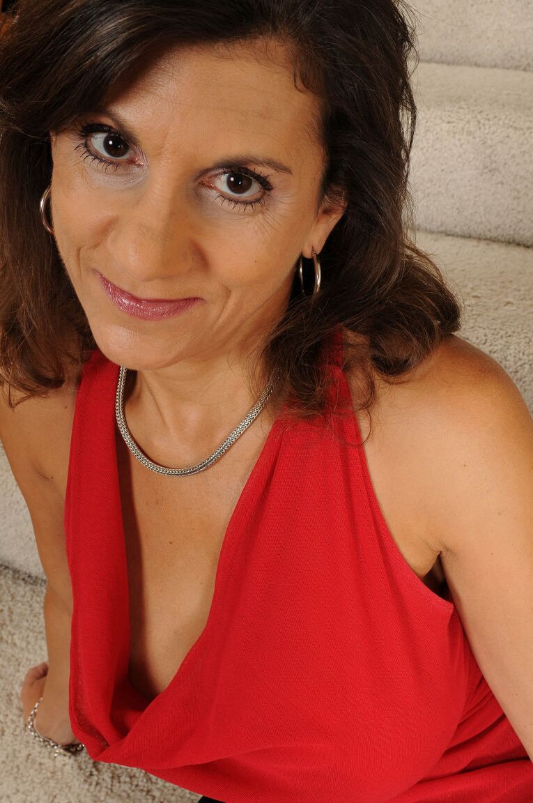 21P Linda MILF Tori Baker expõe seus seios perfeitos e arbustos nas escadas