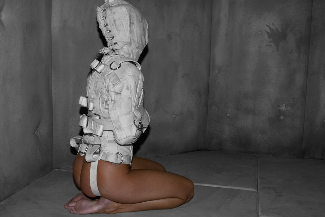 21P MILF India Summer flashes her twat & ass while getting out of straitjacket