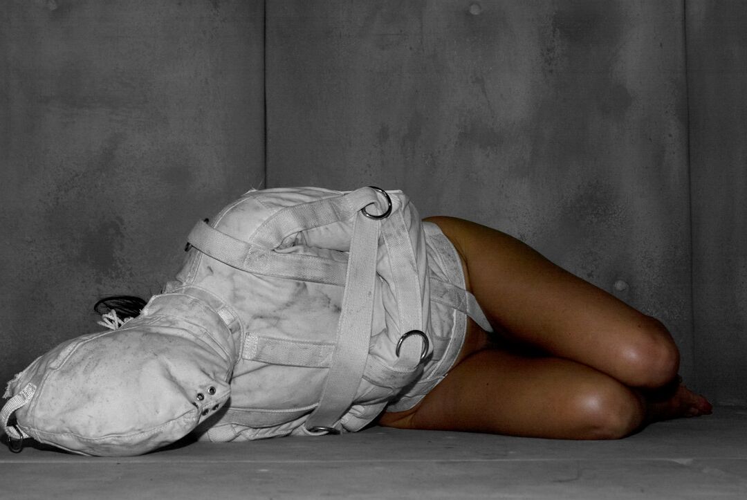 21P MILF India Summer flashes her twat & ass while getting out of straitjacket