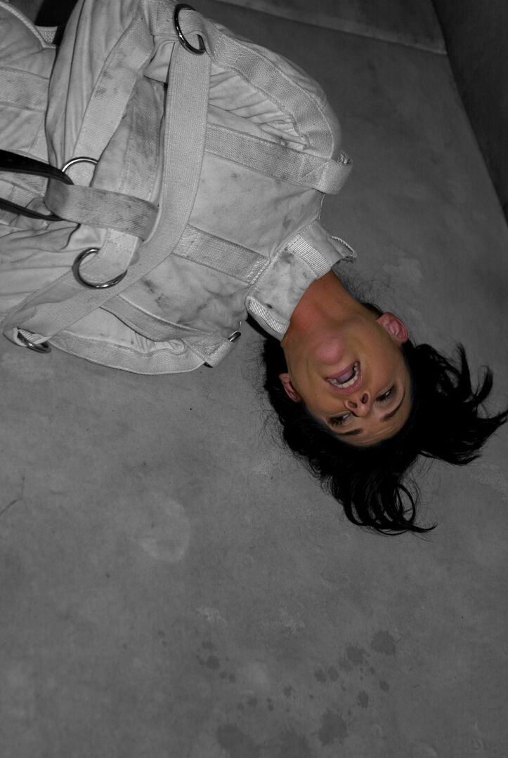 21P MILF India Summer flashes her twat & ass while getting out of straitjacket
