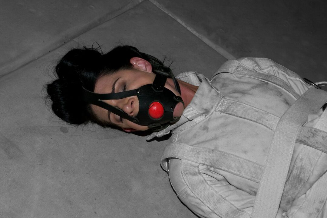 21P MILF India Summer flashes her twat & ass while getting out of straitjacket