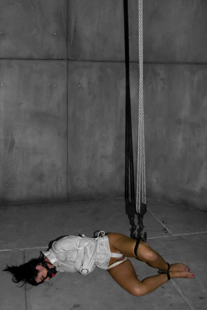 21P MILF India Summer flashes her twat & ass while getting out of straitjacket