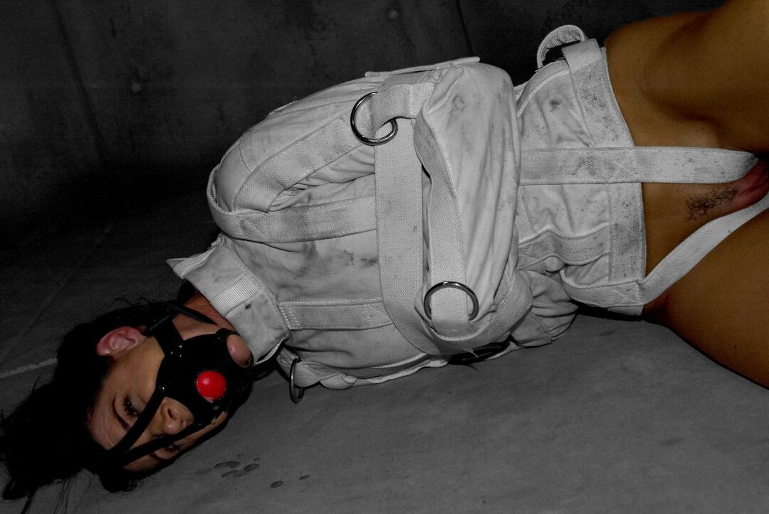 21P MILF India Summer flashes her twat & ass while getting out of straitjacket
