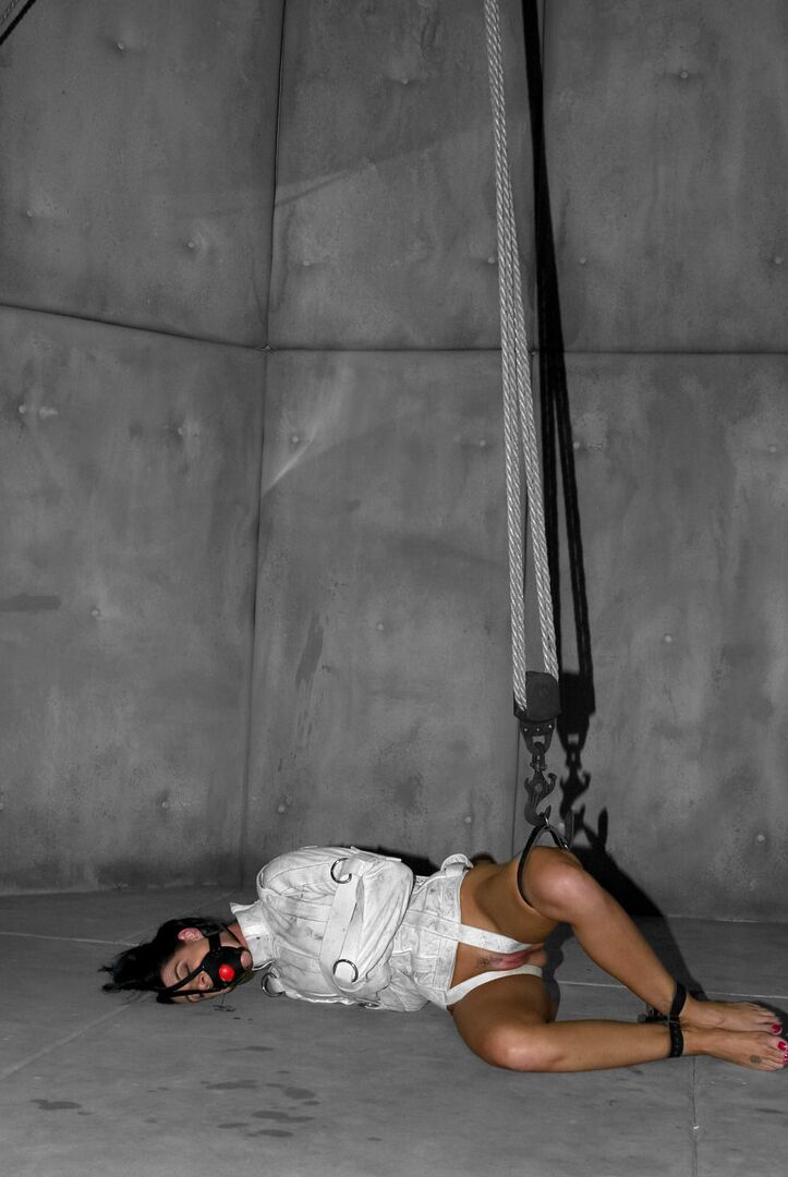 21P MILF India Summer flashes her twat & ass while getting out of straitjacket