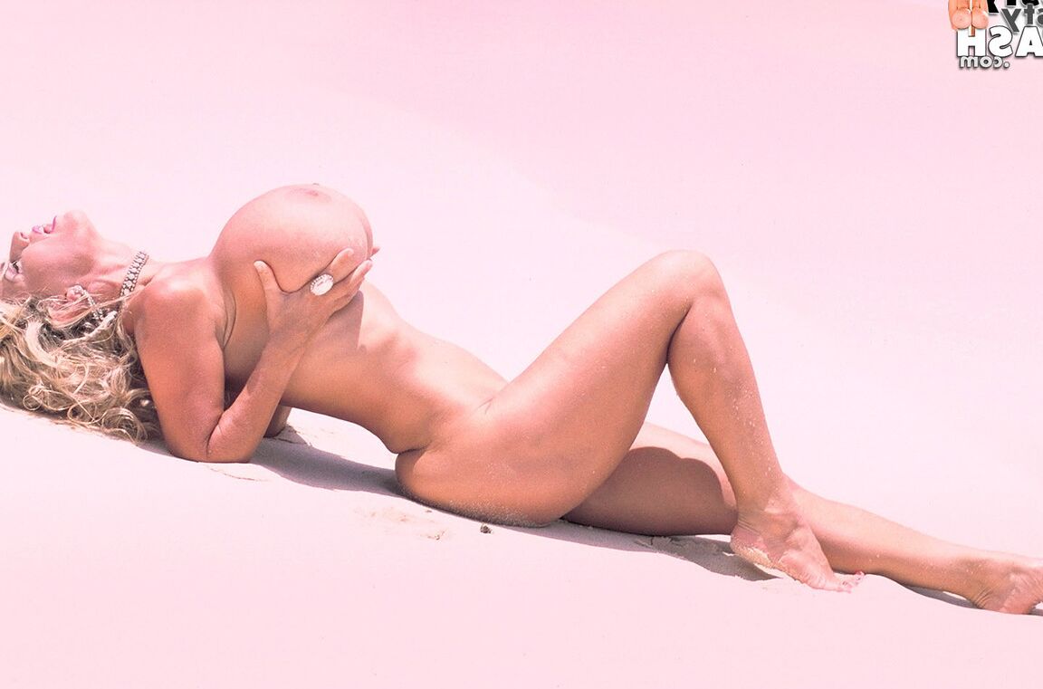 17P A famosa garota solo Busty Dusty libera seus peitos gigantes em uma praia tropical