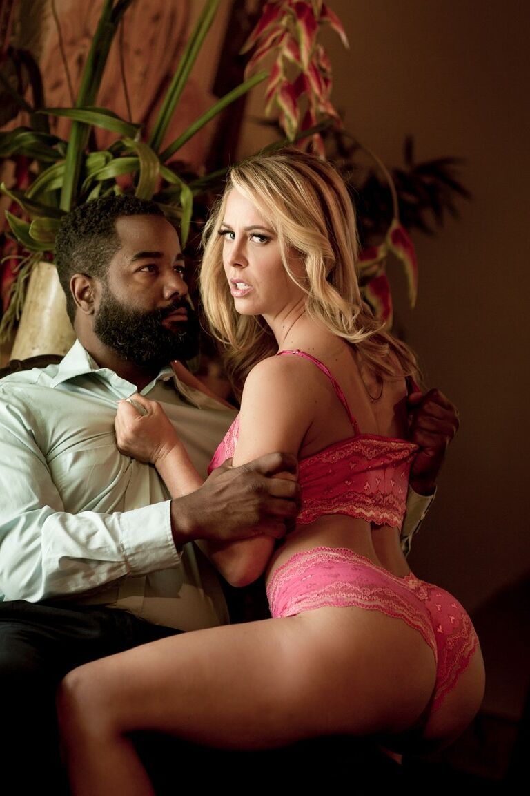 15P La jolie blonde Cherie DeVille adore se doigter la chatte serrée