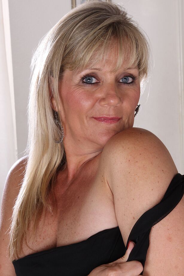 15P Sherri Donovan, une blonde d'âge moyen, enlève sa robe pour des poses nues