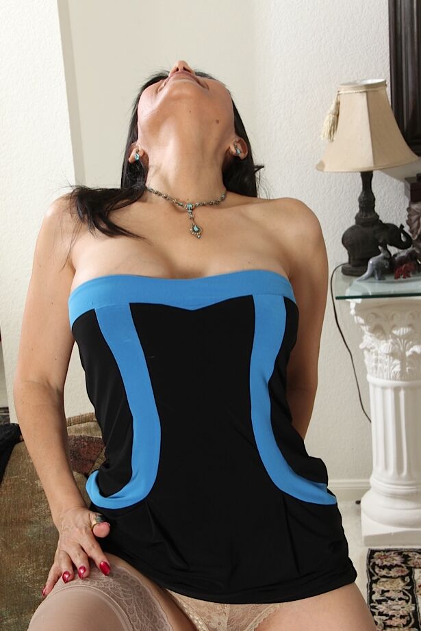 16P A morena madura Marcy Darling mostra seus peitos grandes em close