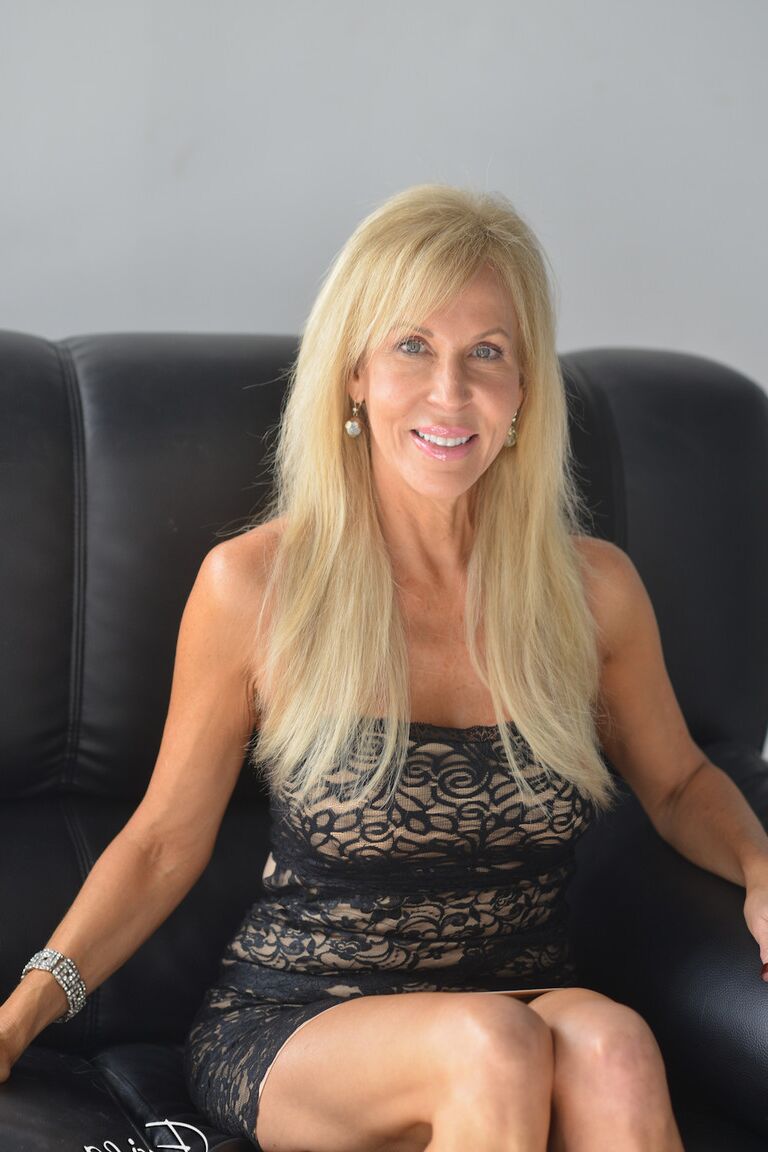 21P La fantastique cougar blonde Erica Lauren révèle ses faux et frotte sa palourde
