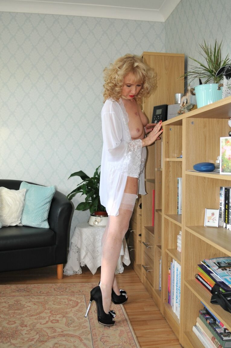 10P La rubia mayor Nylon Sue muestra las plantas de sus pies cubiertos de nailon y su coño calvo
