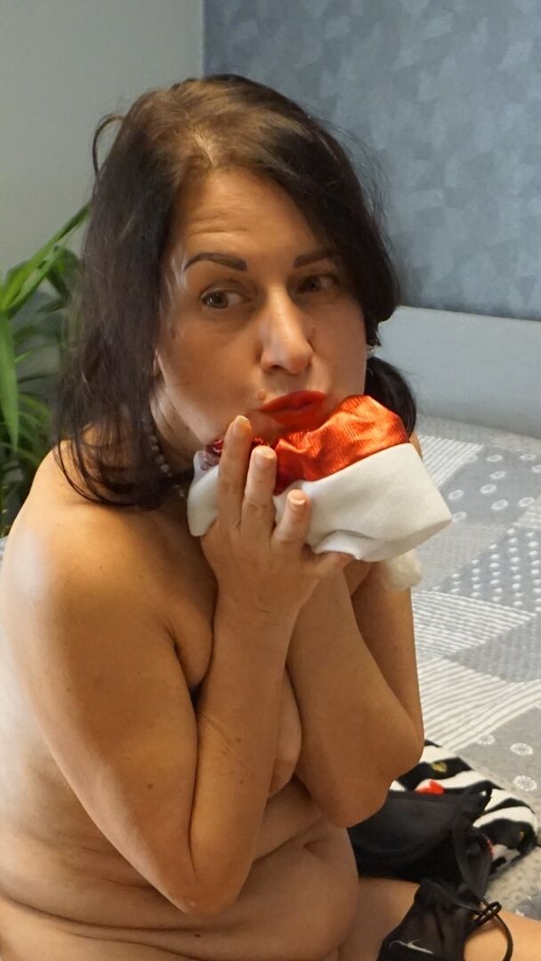 16P A amadora madura Diana Ananta fica completamente nua durante a ação de Natal