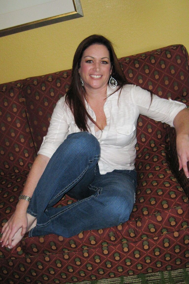 20P La MILF amateur Ryan Anne révèle ses seins juteux et flasques et son gros butin