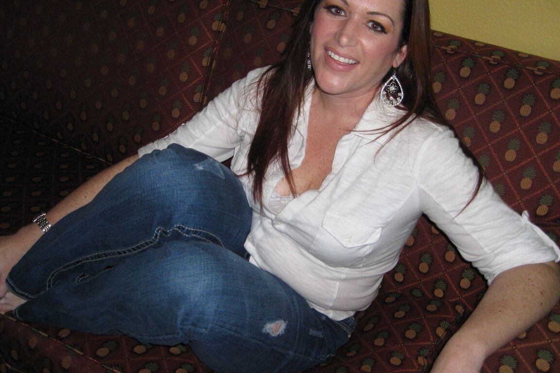 20P La MILF amateur Ryan Anne révèle ses seins juteux et flasques et son gros butin