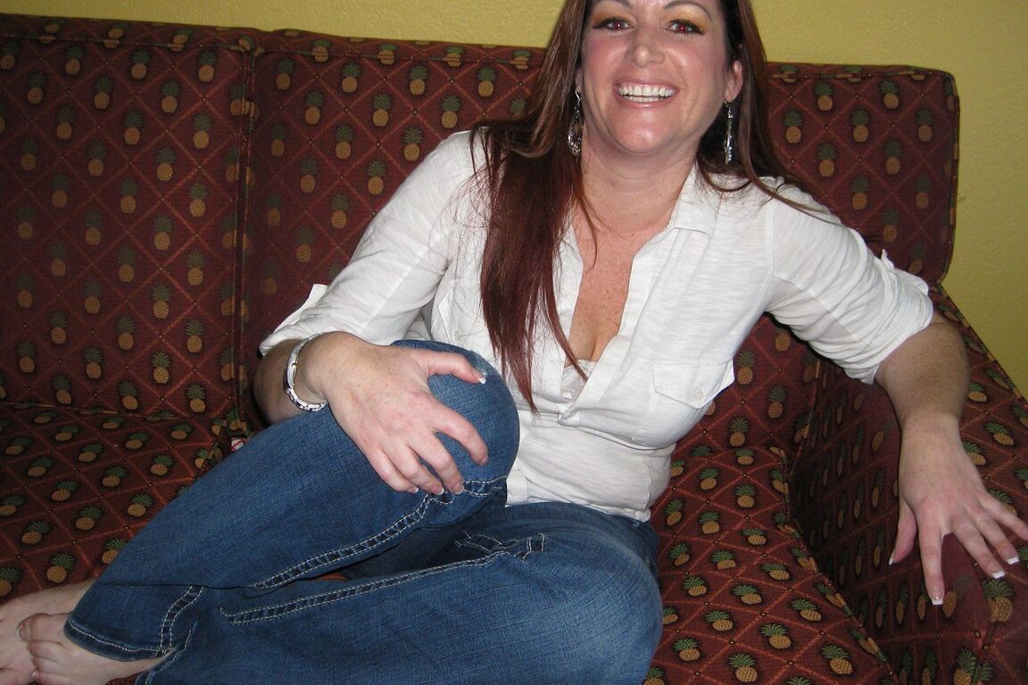 20P La MILF amateur Ryan Anne révèle ses seins juteux et flasques et son gros butin
