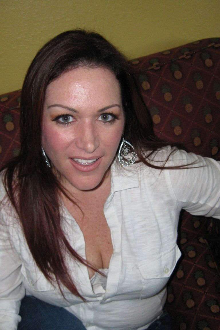 20P La MILF amateur Ryan Anne révèle ses seins juteux et flasques et son gros butin