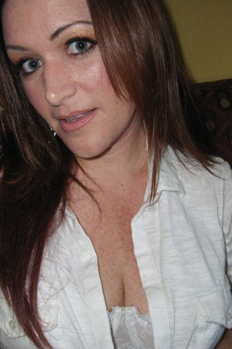 20P La MILF amateur Ryan Anne révèle ses seins juteux et flasques et son gros butin