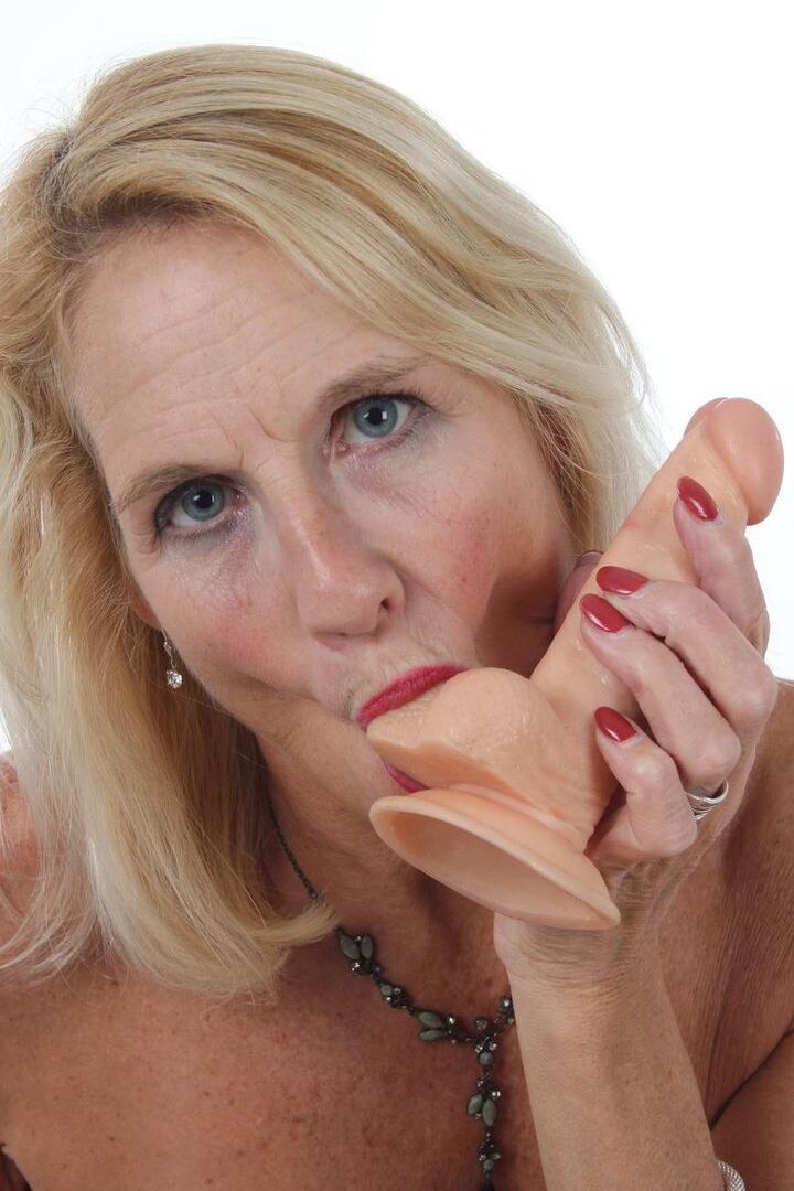16P Madura rubia Molly MILF chupa un consolador después de que estaba en su vagina