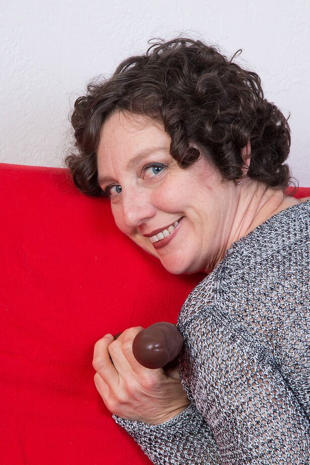 16P Die über 30-jährige Frau Artemesia verwöhnt ihren haarigen Muff mit einem braunen Dildo