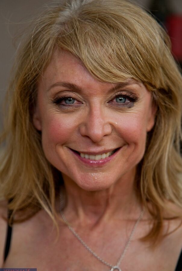 16P La hermosa mamá Nina Hartley muestra sus tetas después de una mamada y tiene sexo