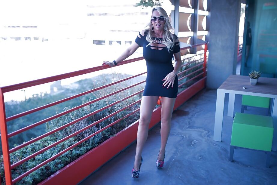 16P Doce glamourosa gata Sandra Otterson posa com esperma no rosto