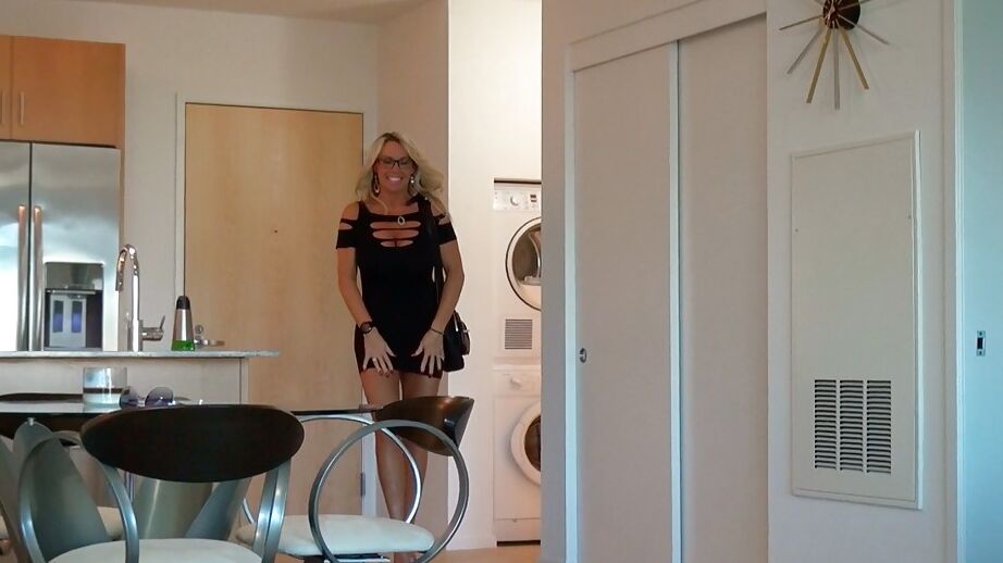 16P Doce glamourosa gata Sandra Otterson posa com esperma no rosto