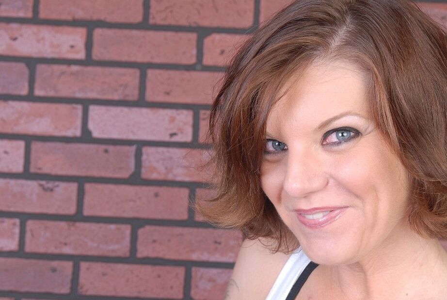 Kayla, modèle de fitness mature, montre ses tatouages ​​et ses piercings.
