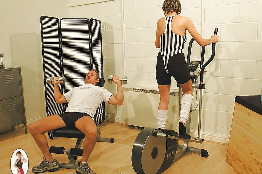 15P Sportliche reife Dame mit großen Brüsten gibt im Fitnessstudio einen sinnlichen Blowjob