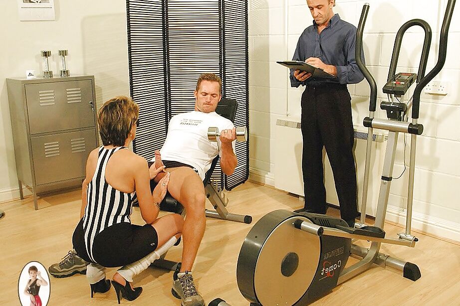 15P Sportliche reife Dame mit großen Brüsten gibt im Fitnessstudio einen sinnlichen Blowjob