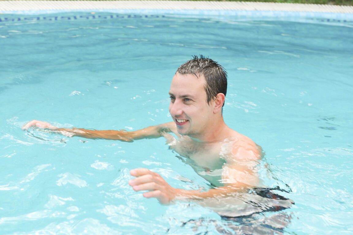 15P Reife Frau geht von der Muschi zum Mund, nachdem sie ihrem Spielzeugjungen beim Schwimmen zugesehen hat