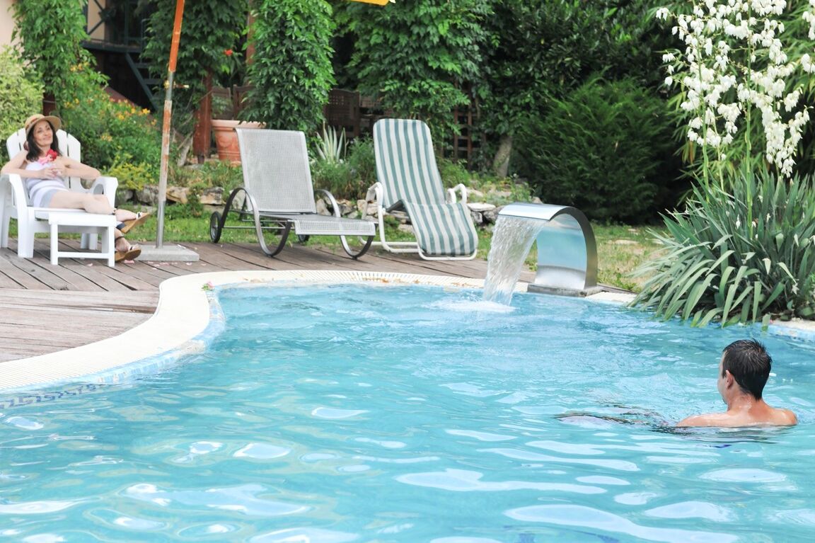 15P Reife Frau geht von der Muschi zum Mund, nachdem sie ihrem Spielzeugjungen beim Schwimmen zugesehen hat