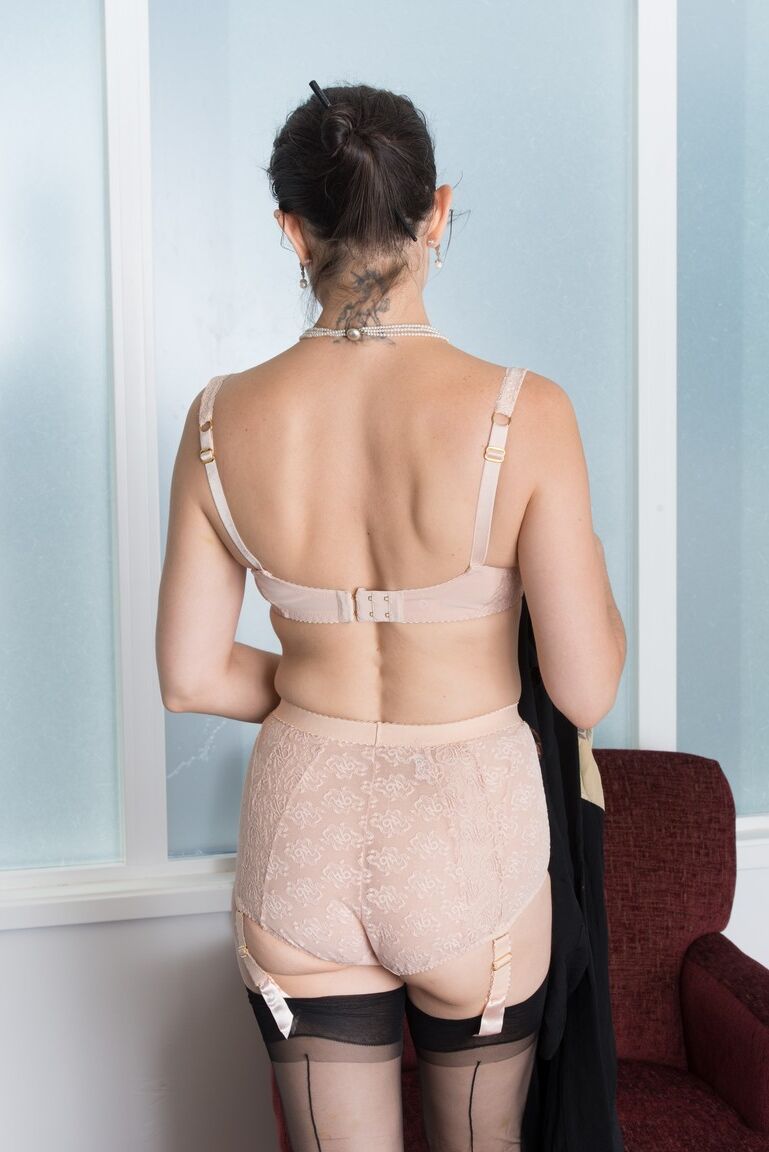 21P Lucia, amateur mature, montre ses aisselles et son entrejambe poilus en solo