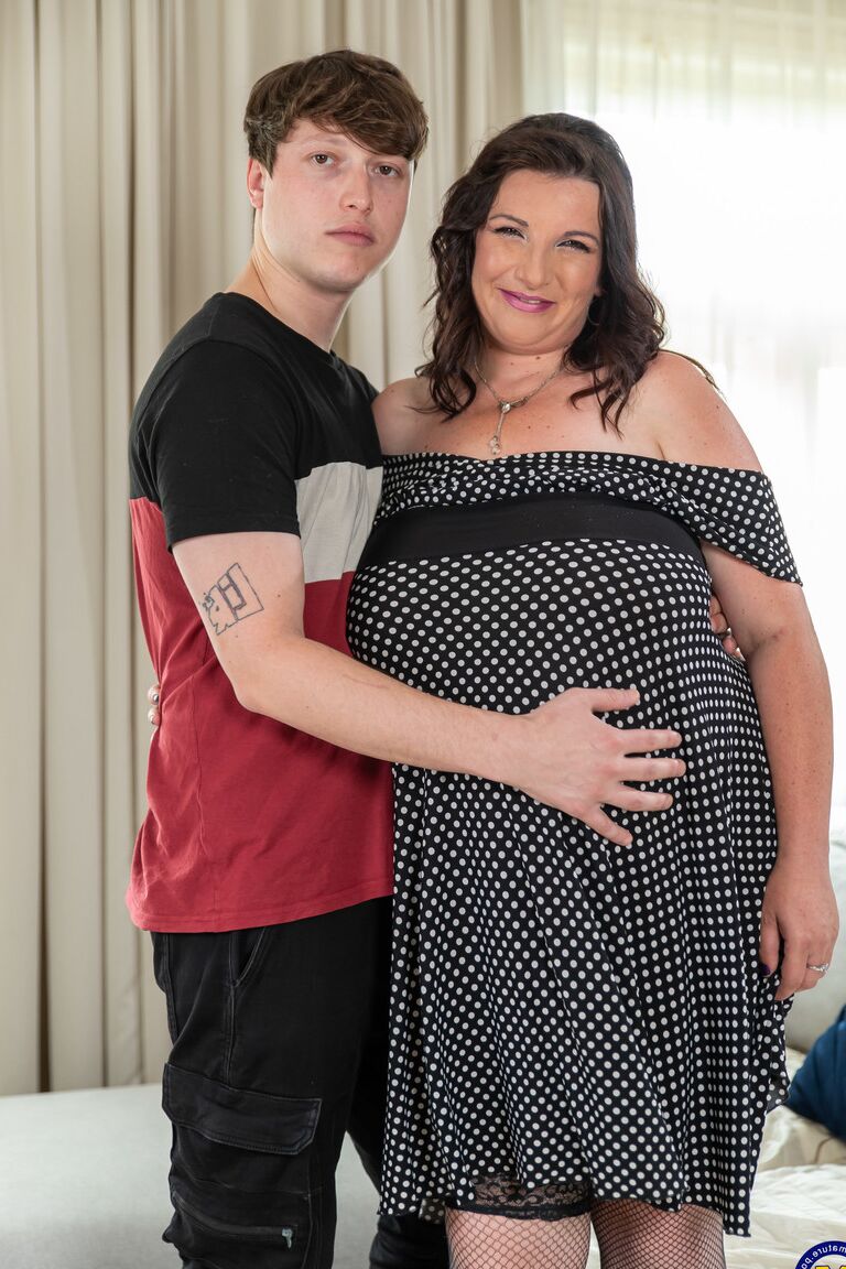 11P Toyboy conserto de TV fode uma gostosa grávida de seios grandes madura MILF