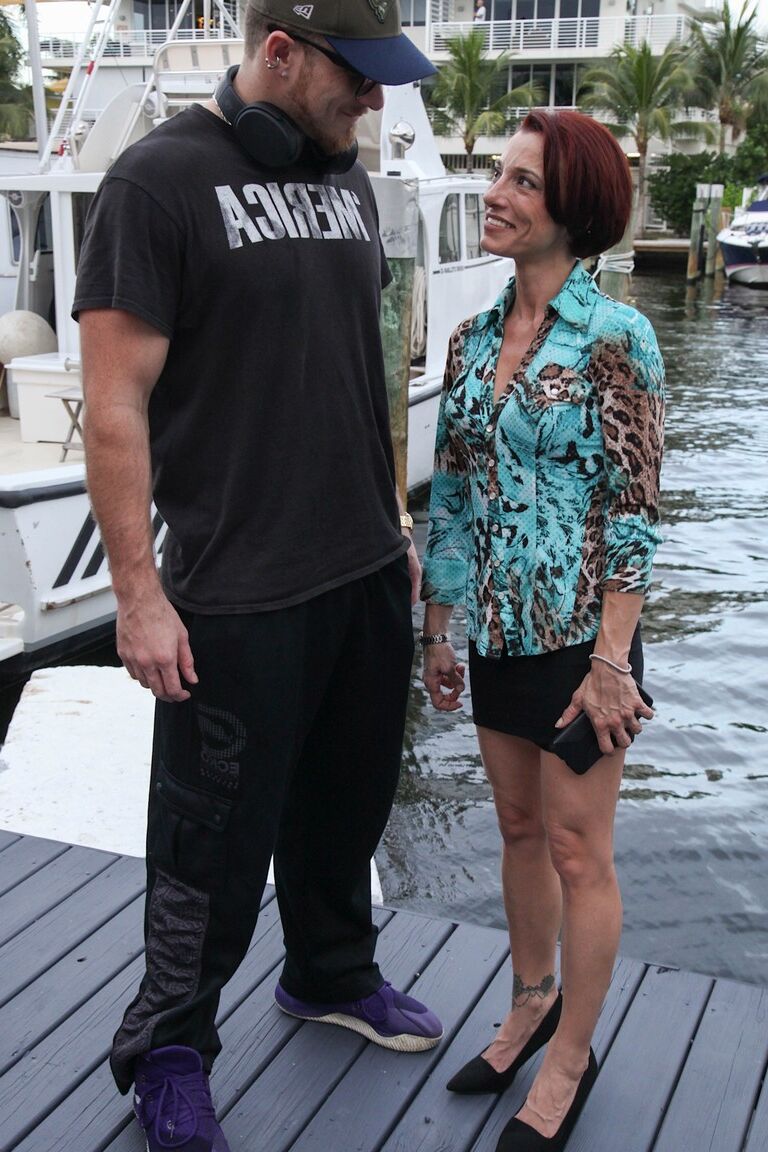 18P Mulher madura e magra, Stella Banks, faz P2M com um homem mais jovem