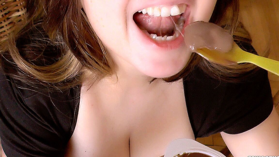 15P La MILF tetona Britney Swallows hace alarde de sus enormes tetas y come semen