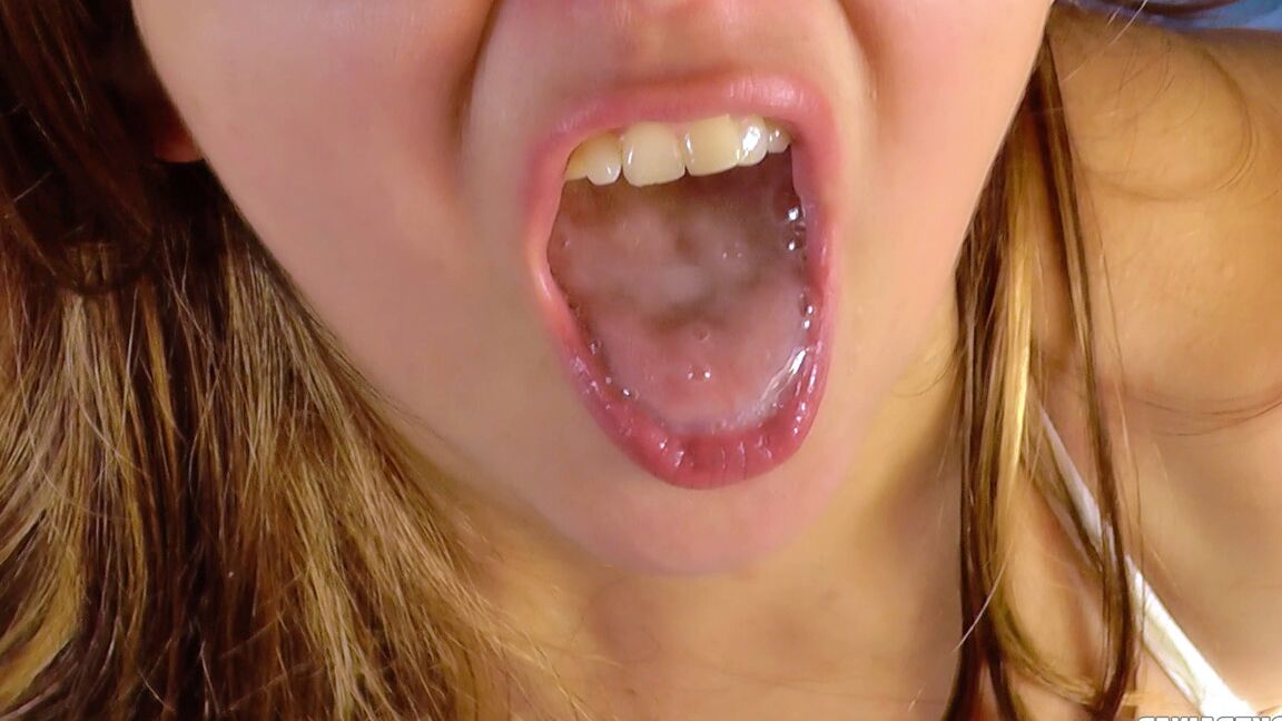 21P Britney Swallows, nympho aux gros seins, fait un superbe footjob